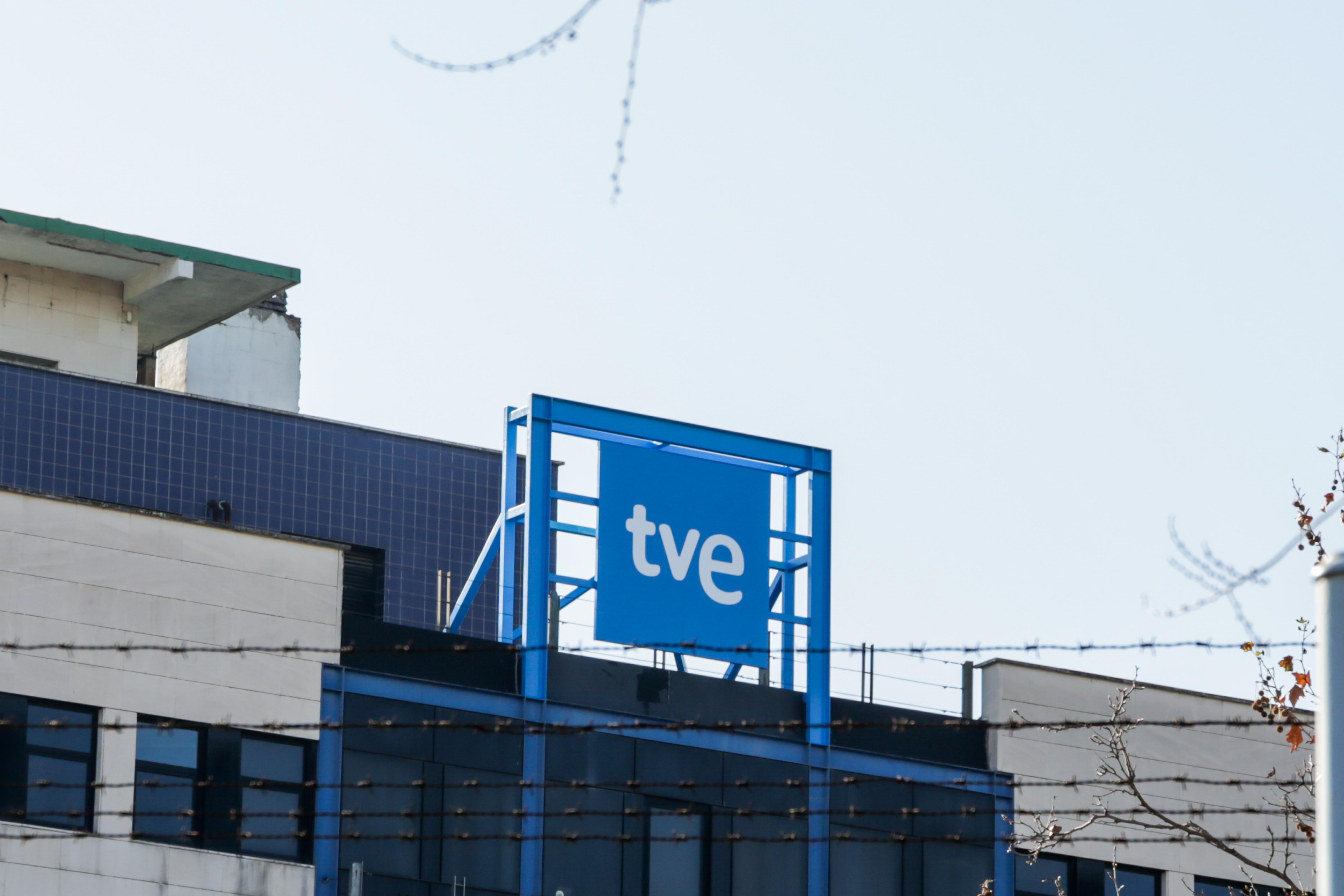 Logotipo de Televisión Española en la sede de RTVE en Prado del Rey, Madrid.