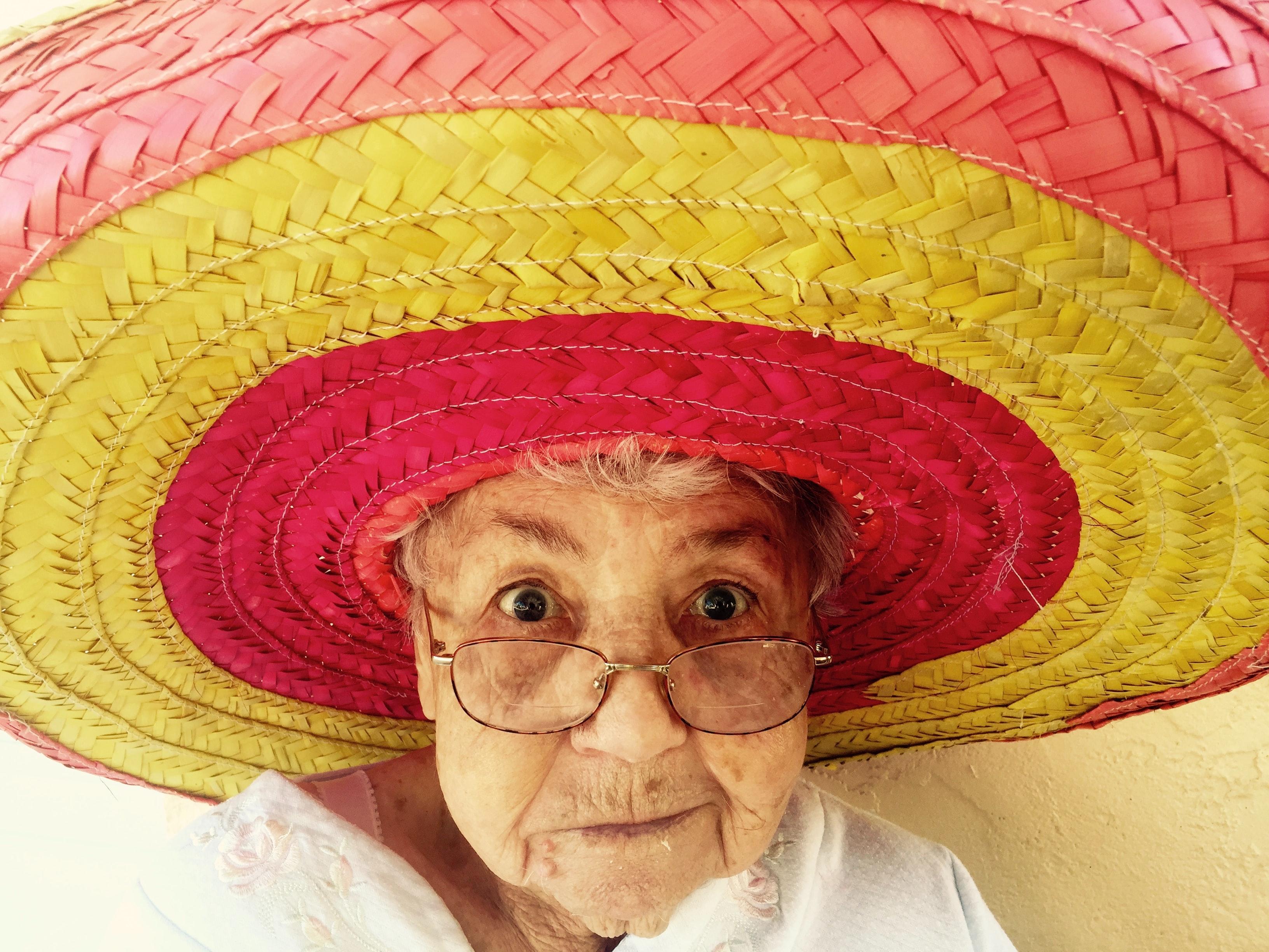 Mujer con sombrero. Alex Harvey para Unsplash