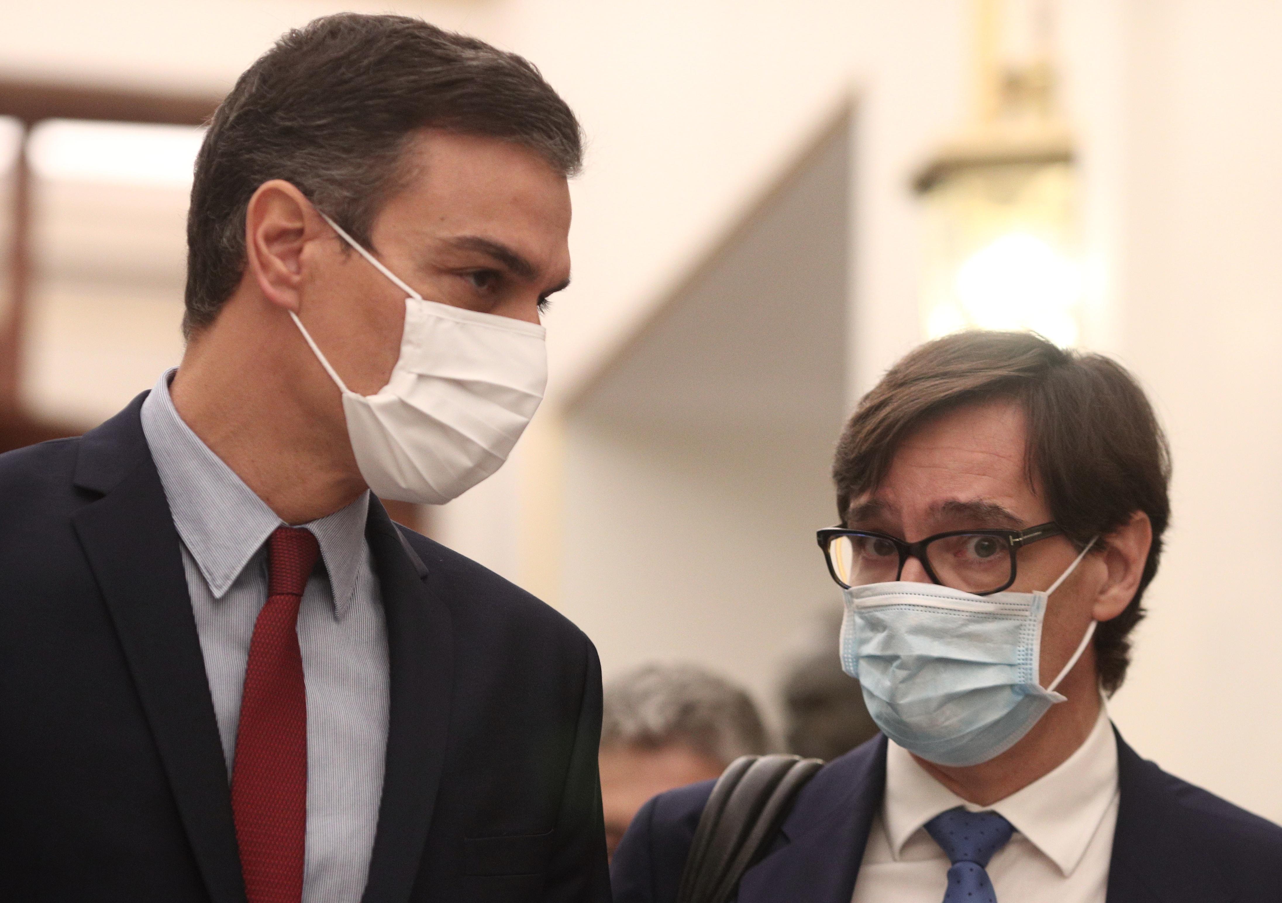 El presidente del Gobierno, Pedro Sánchez, junto al ministro de Sanidad, Salvador Illa, a su llegada al Congreso. Europa Press.