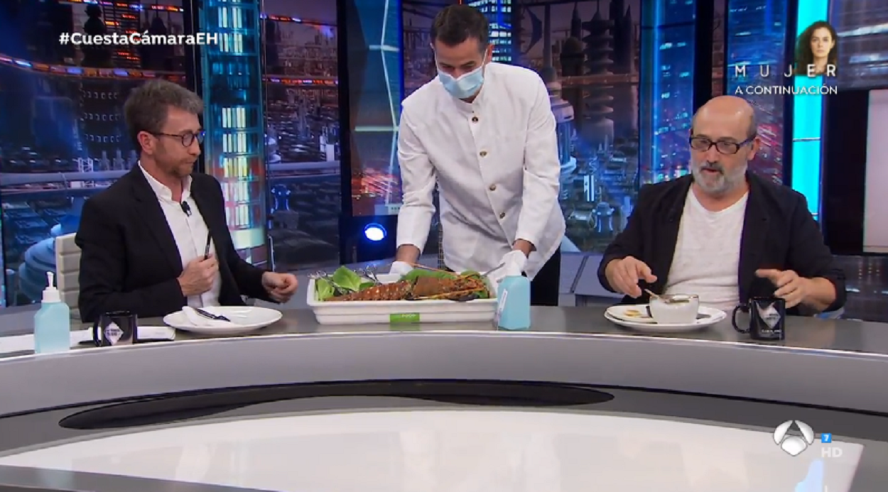 Pablo Motos y Javier Cámara comiendo langosta en 'El Hormiguero'. Fuente: Antena3 