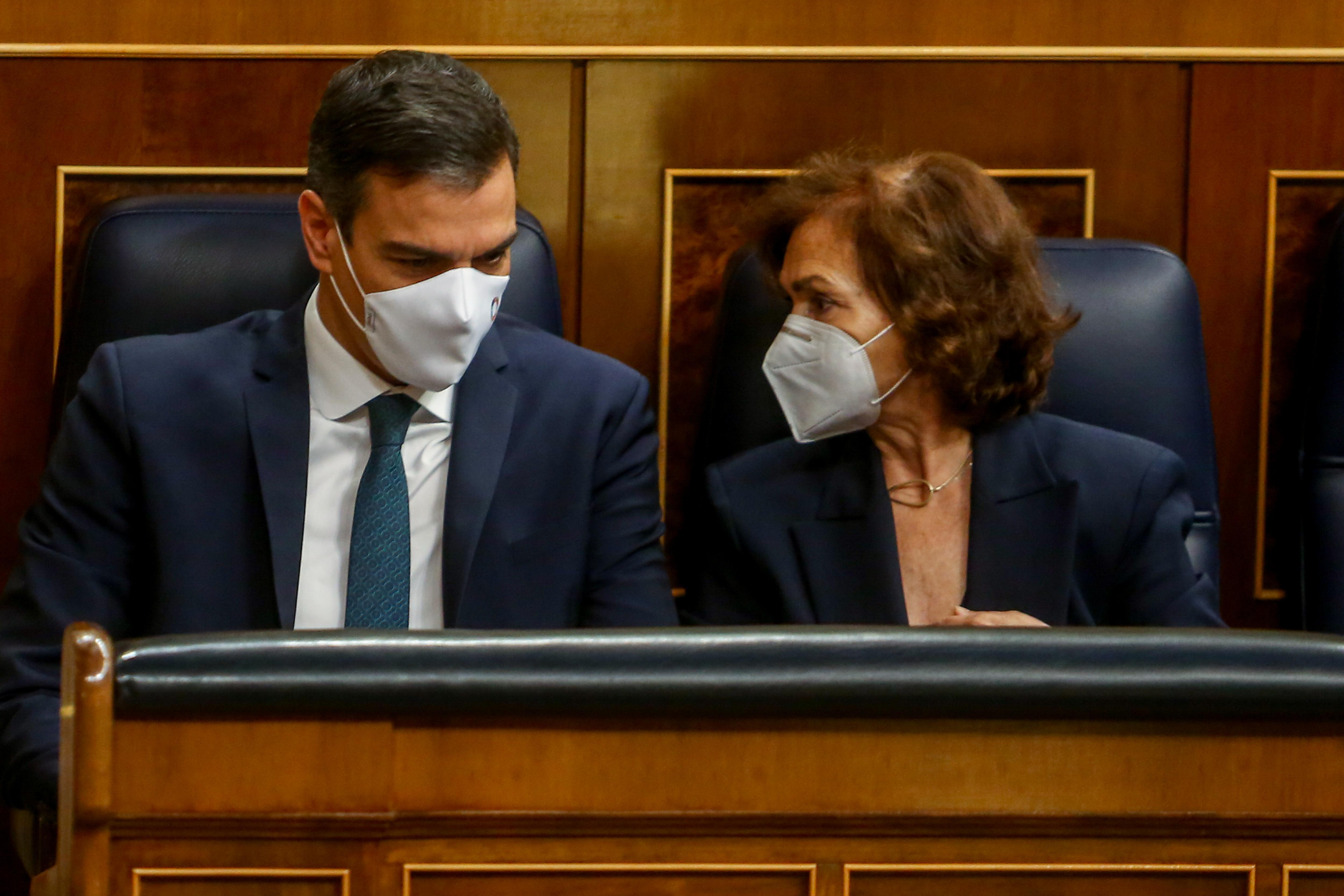 El presidente del Gobierno, Pedro Sánchez, junto a la vicepresidenta, Carmen Calvo, durante el debate sobre la prórroga del estado de alarma. Europa Press.