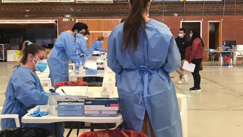 Enfermeras en el Polideportivo de Humanes de Madrid realizando pruebas de antígenos