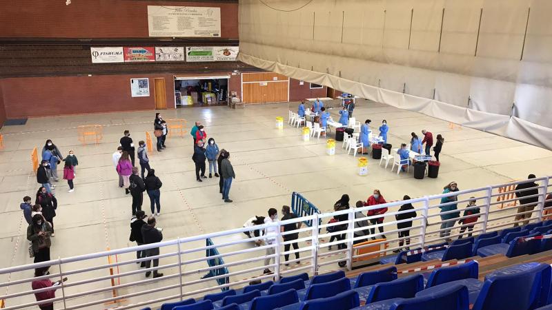 Ciudadanos esperando a ser atendidos para la prueba de antígenos Ciudadanos esperando a ser atendidos para la prueba de antígenos