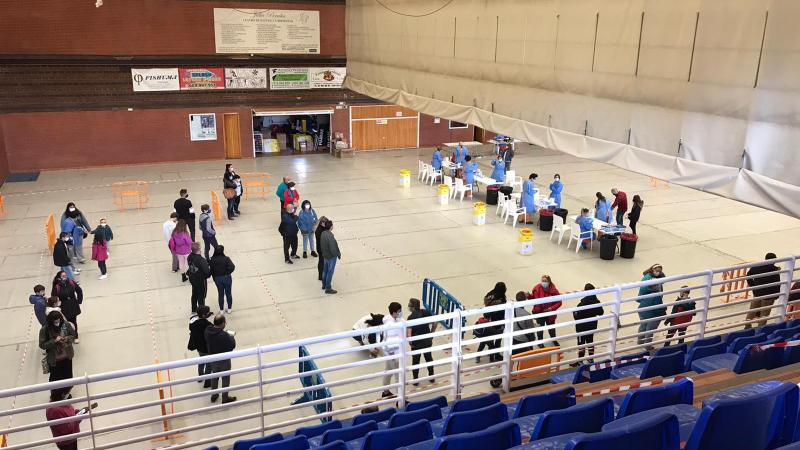 Ciudadanos esperando a ser atendidos para la prueba de antígenos