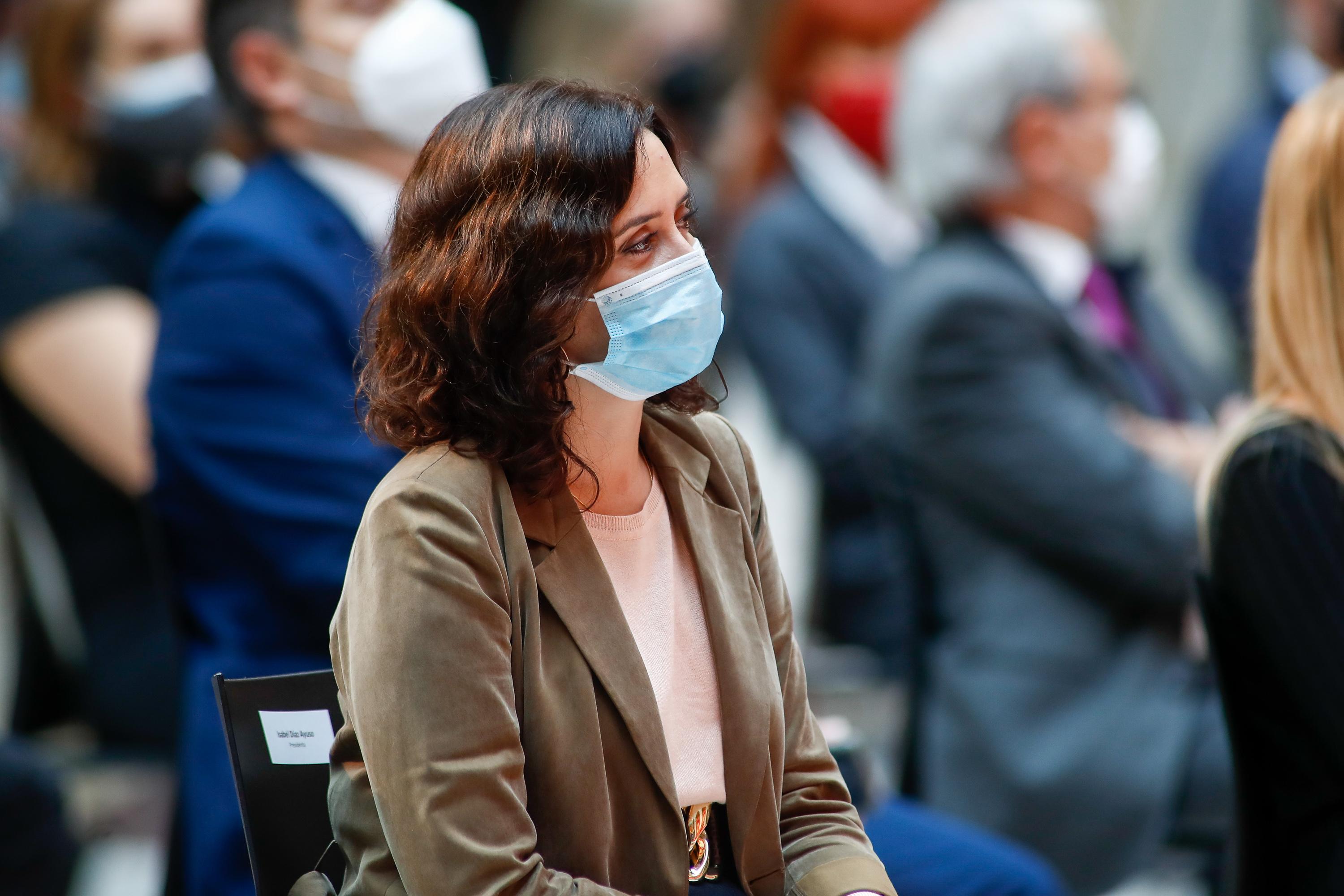 La presidenta de la Comunidad de Madrid, Isabel Díaz Ayuso, durante un homenaje del Gobierno regional a los docentes madrileños en la Puerta del Sol