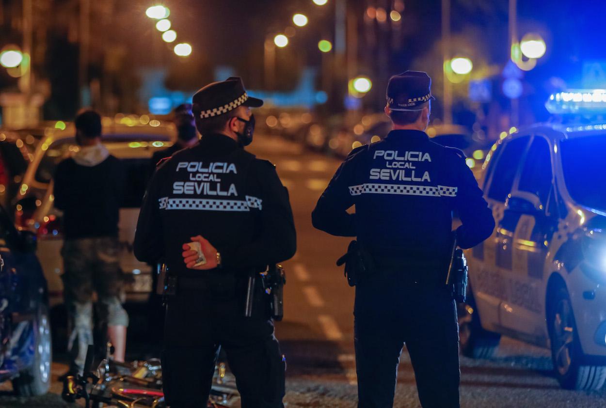 Agentes de la Policía Local de Sevilla, en uno de los puestos de control. EDUARDO BRIONES/EP