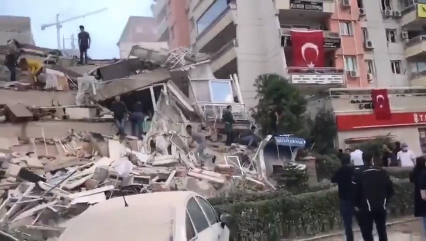Derrumbe de un edificio en Turquía. Twitter