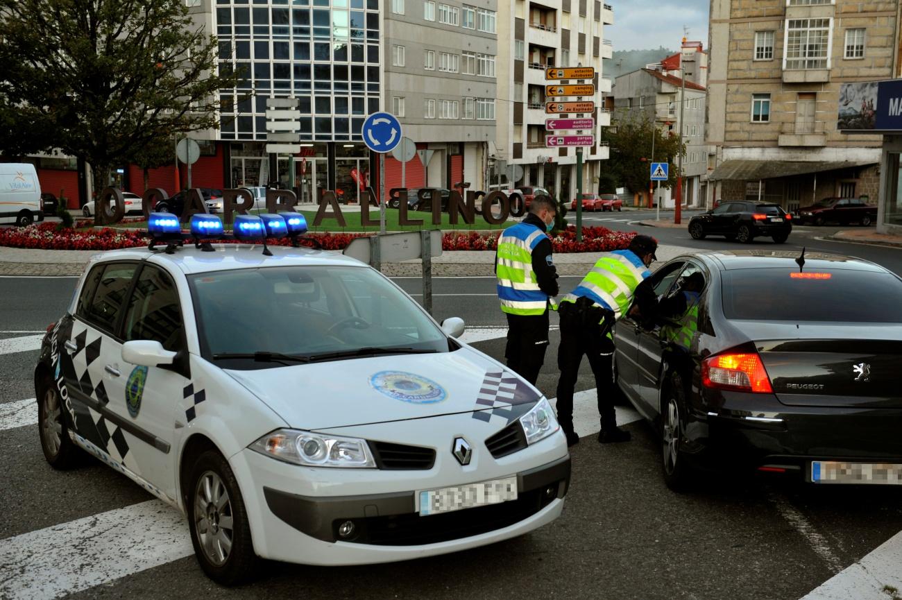 Desde las 15.00 horas de hoy se verán en las ciudades gallegas imágenes como ésta, correspondiente a un control por la pandemia en Ourense (Foto: Rosa Veiga /EP).