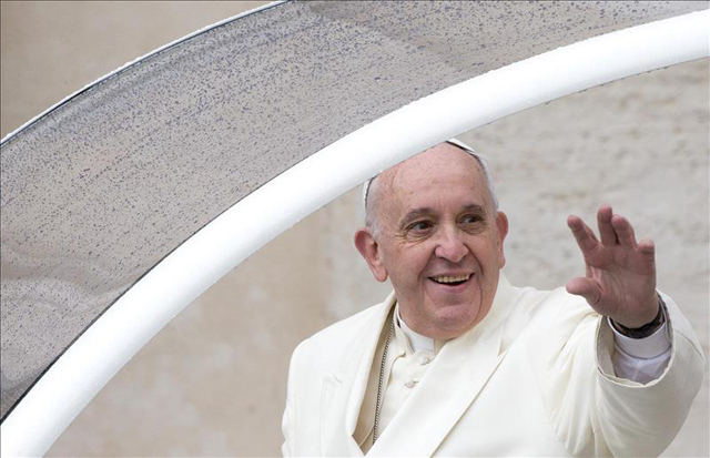 Francisco recibe a un transexual español y su novia en el Vaticano