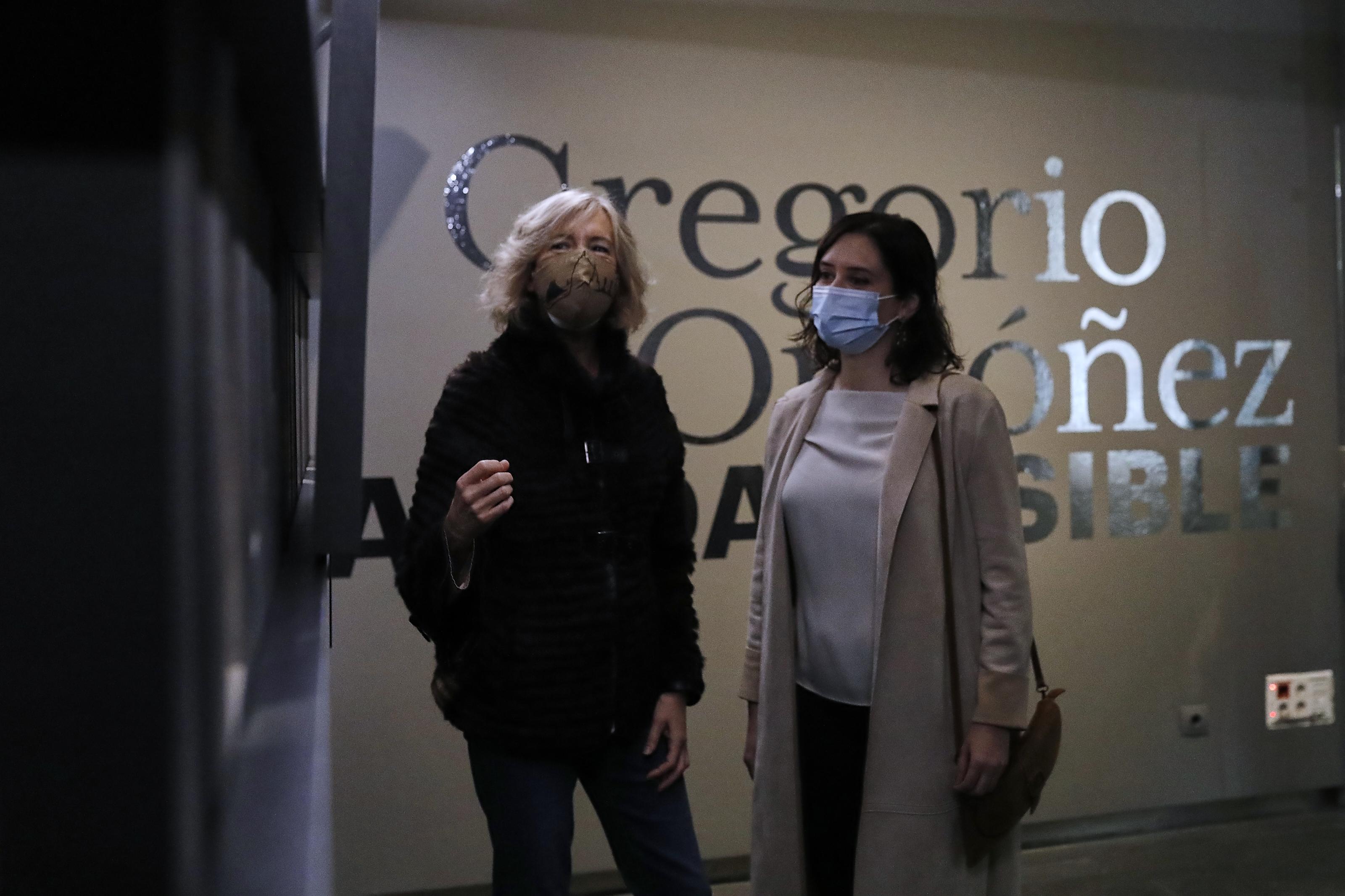 La presidenta de la Comunidad de Madrid, Isabel Díaz Ayuso (d), durante su visita con la presidenta de la Fundación Gregorio Ordóñez, Ana Iríbar