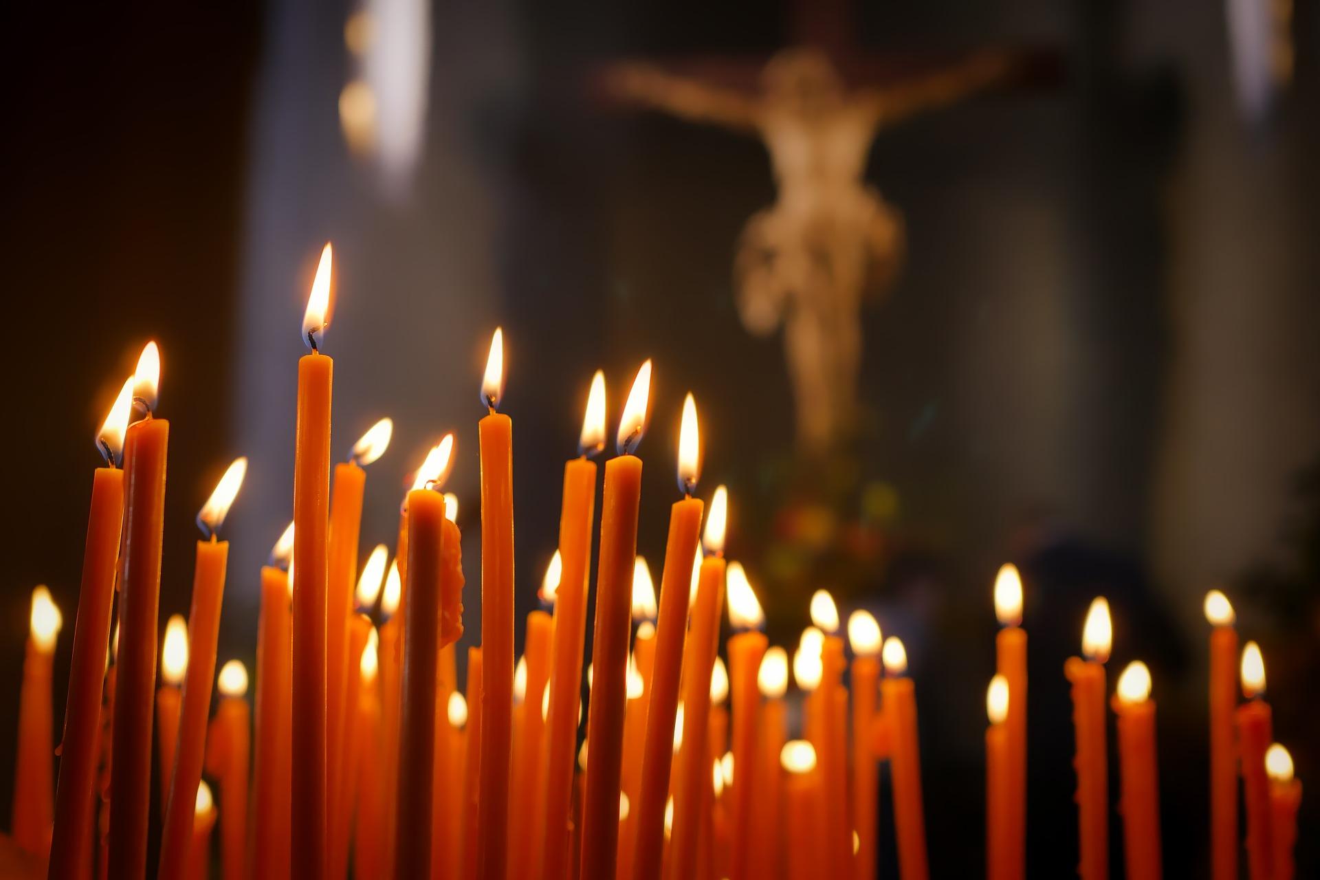 Imagen de recurso de unas velas en una iglesia. Fuente: Pixabay.