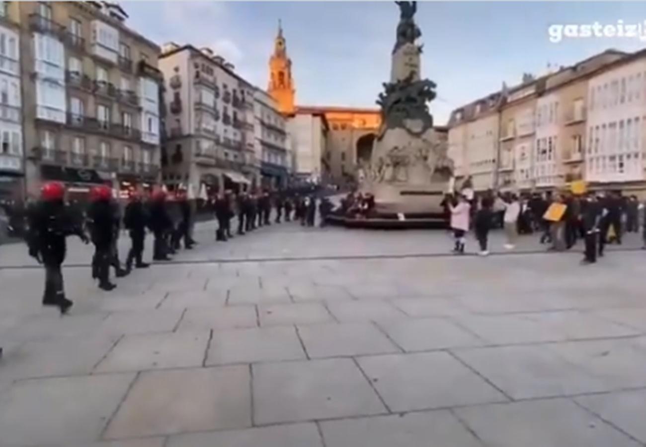 Protestas en Vitoria contra las restricciones para impedir la expansión de la pandemia. (Fuente: Twitter)