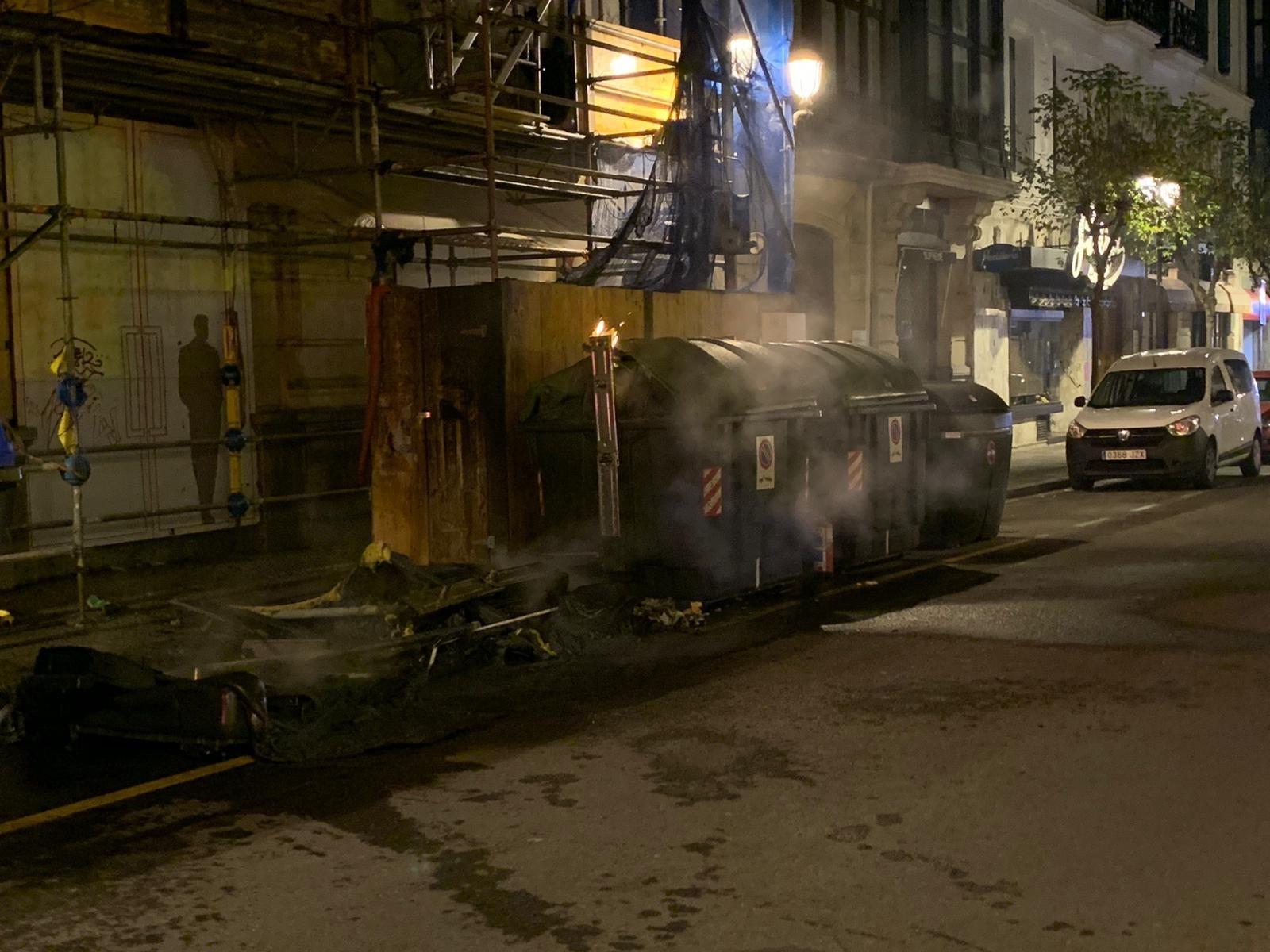 Contenedores quemados por las protestas. Fuente: Europa Press.
