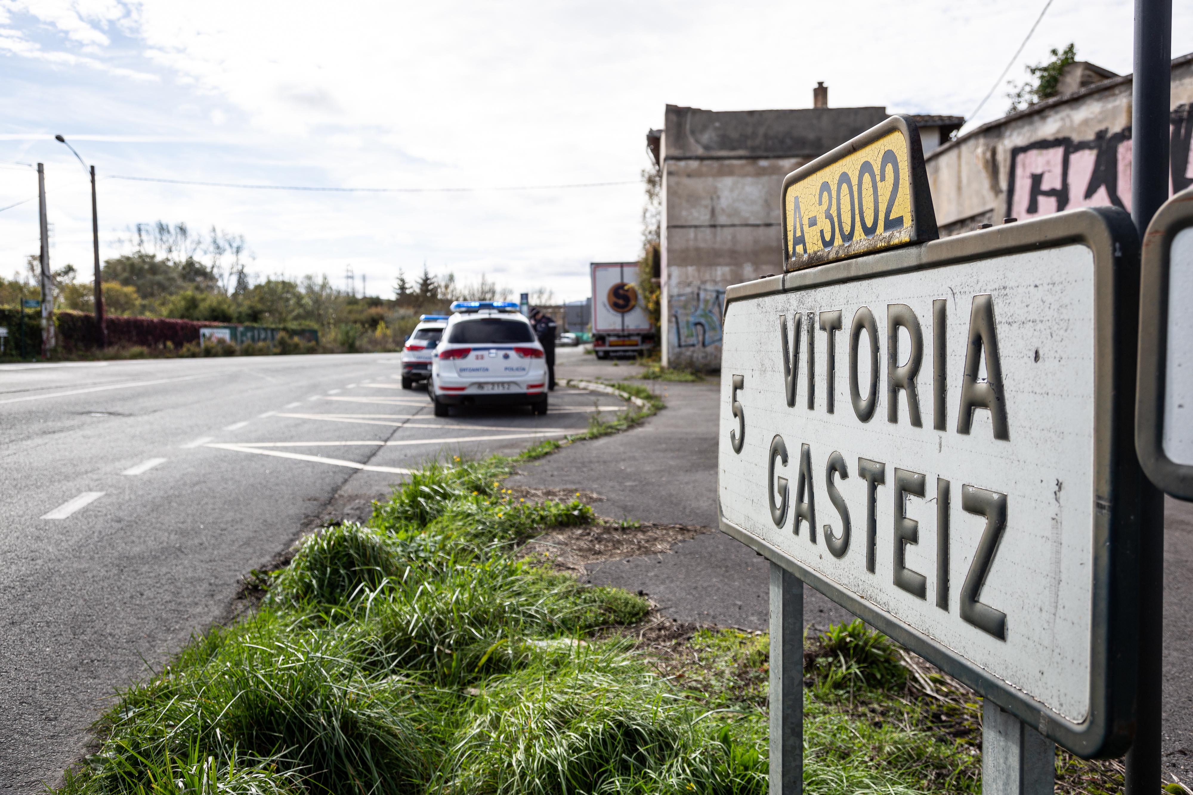 Un grupo de unos 70 encapuchados lanzan piedras y rompen escaparates y portales de viviendas en Vitoria