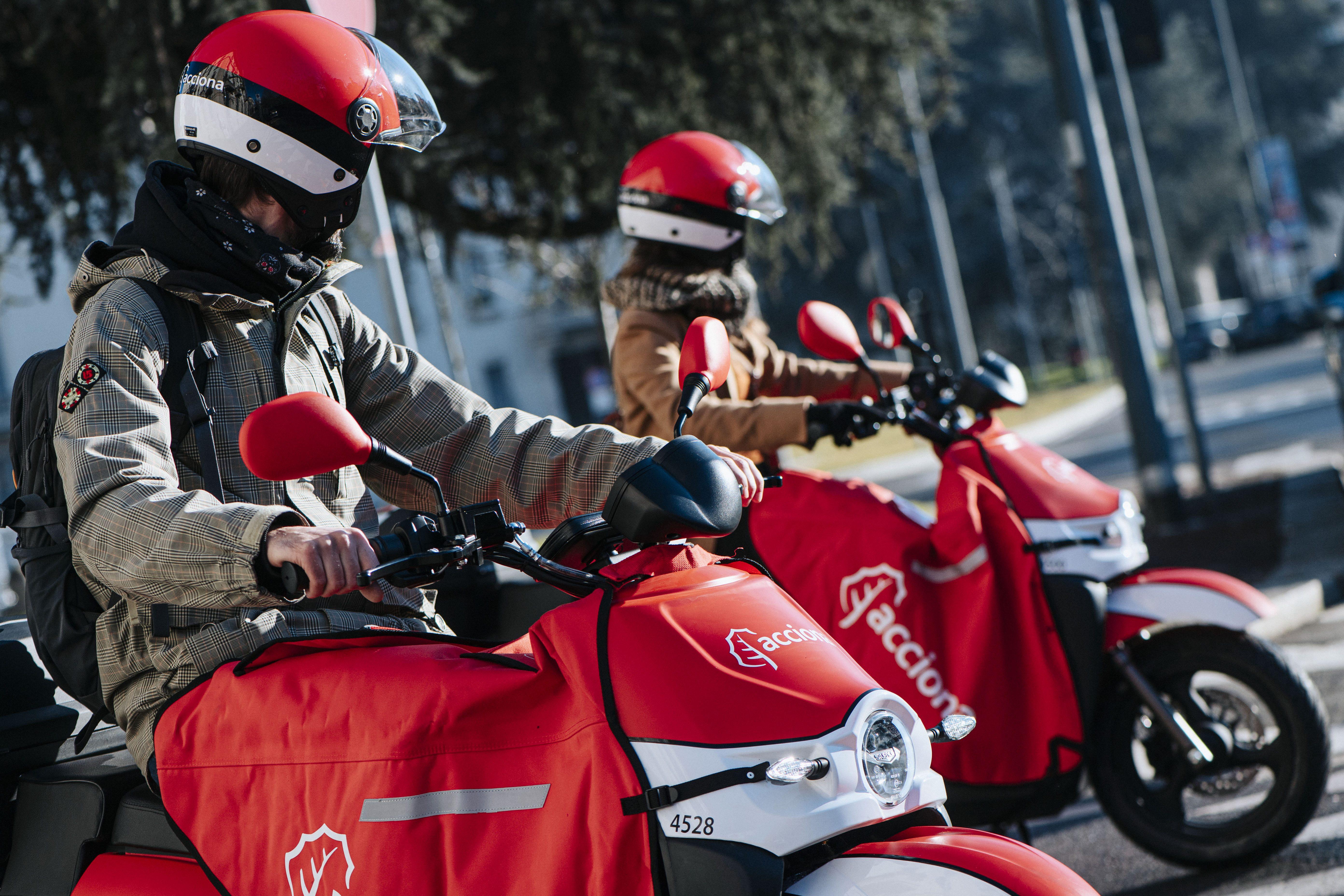 ADAC denuncia que más de 1.000 motos de uso compartido circulan sin licencia por Barcelona