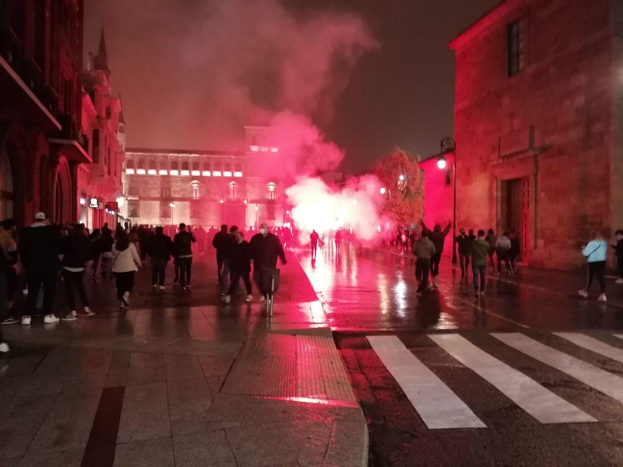 Escenas de violencia en León tras las protestas por el toque de queda