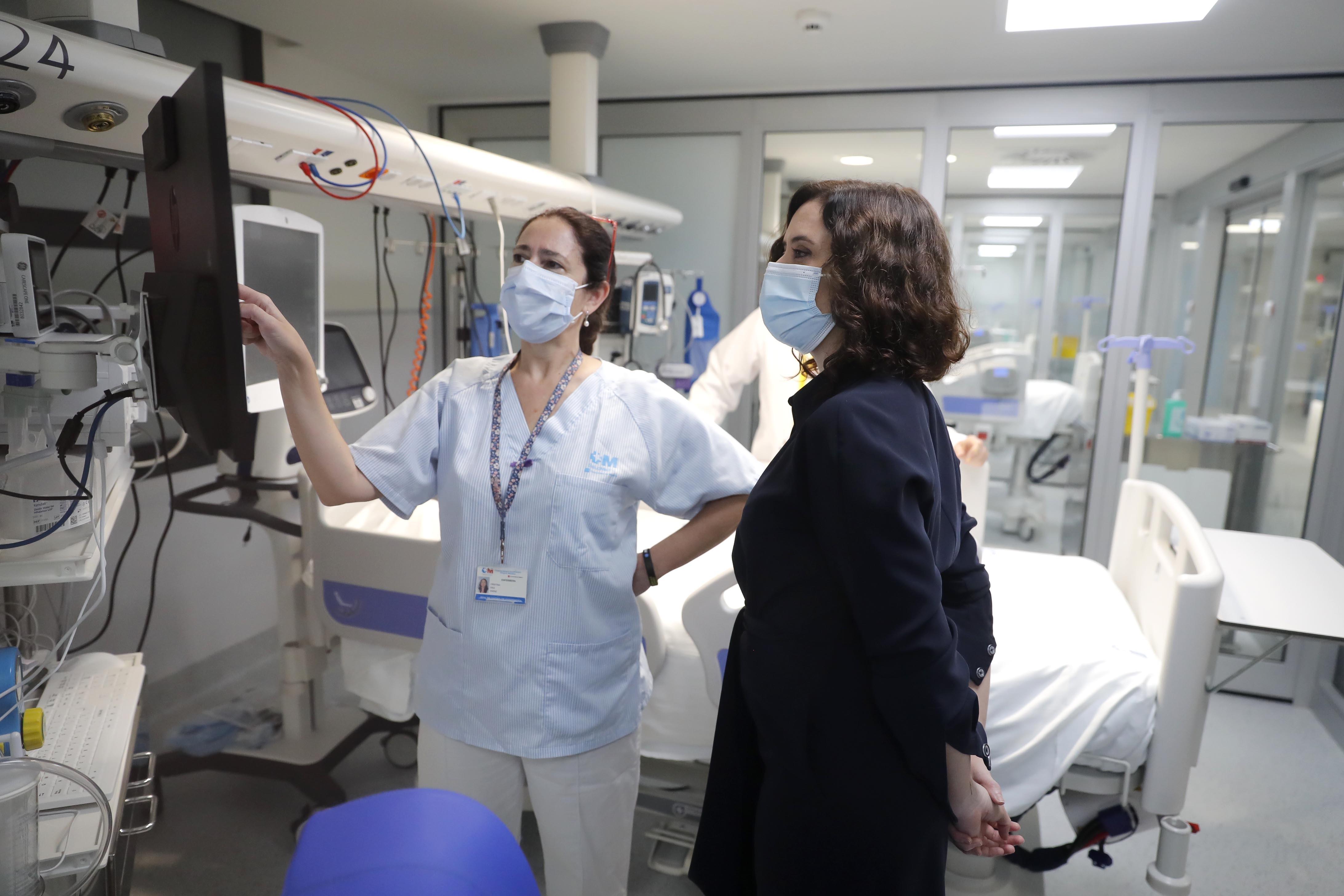 Isabel Díaz Ayuso visita la nueva UCI del Gregorio Marañón / EP