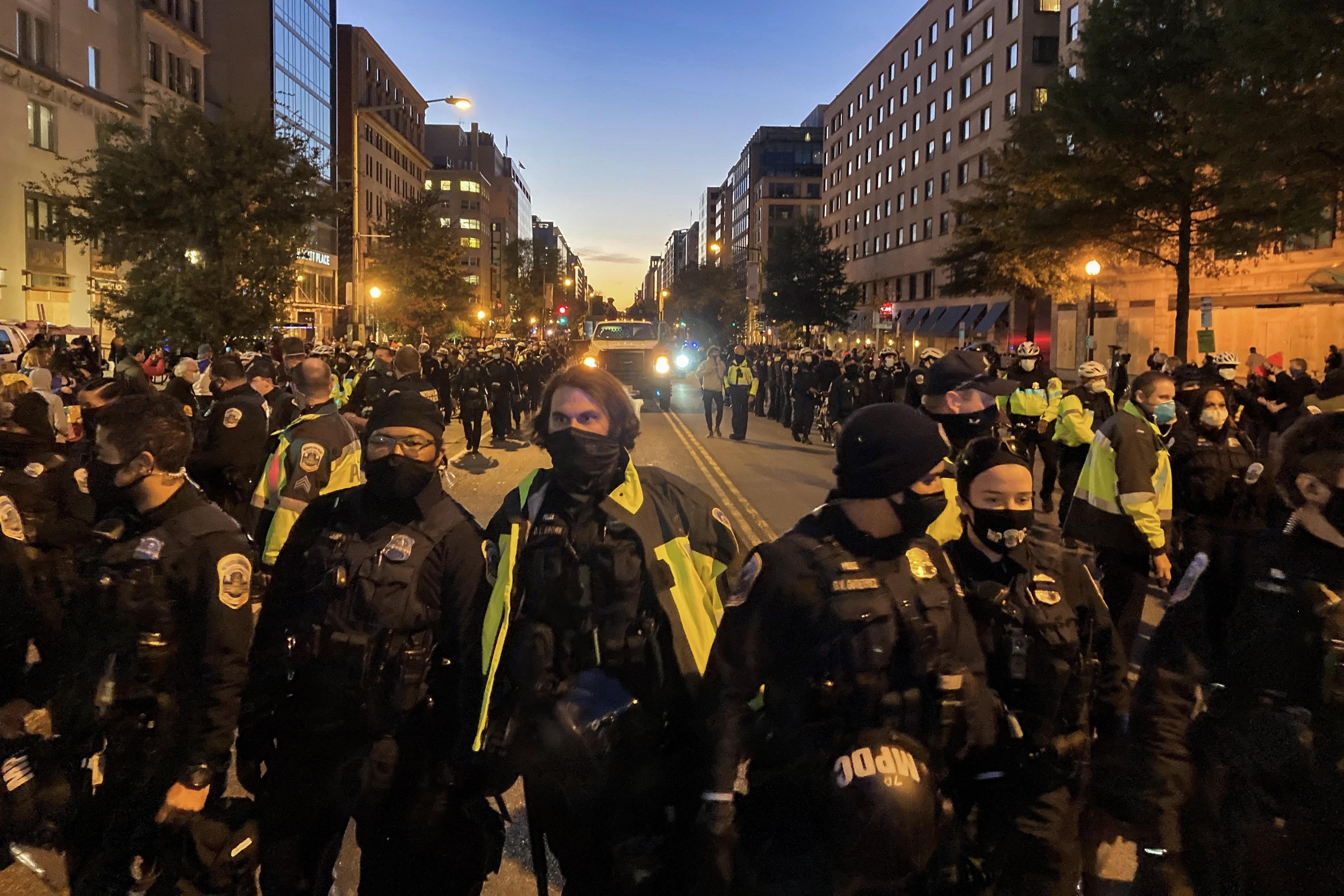 Policía estadounidense en la Black Lives Matter Plaza de Washington D.C. EP.