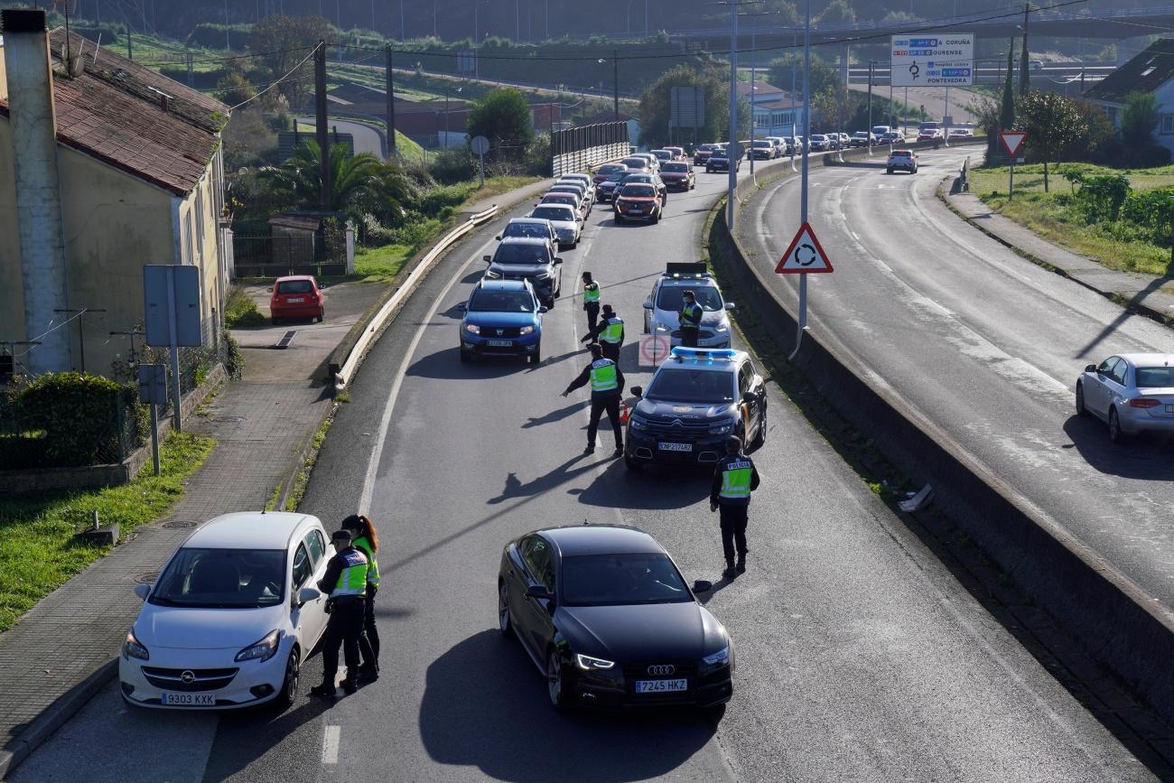 Agentes de la policía nacional participan en un control en las inmediaciones de Santiago de Compostela (Foto: A. Ballesteros/EP).
