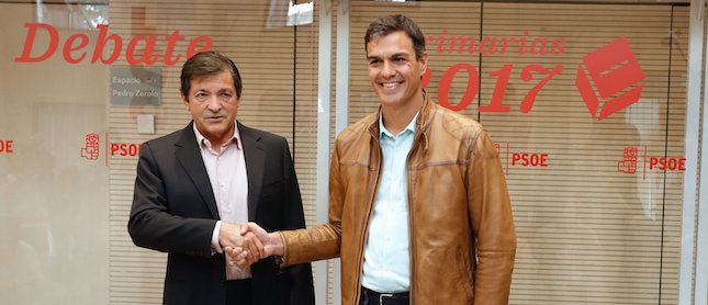 El candidato a la Secretaría General del PSOE Pedro Sánchez saluda al presidente de la Comisión Gestora, Javier Fernández (izda).