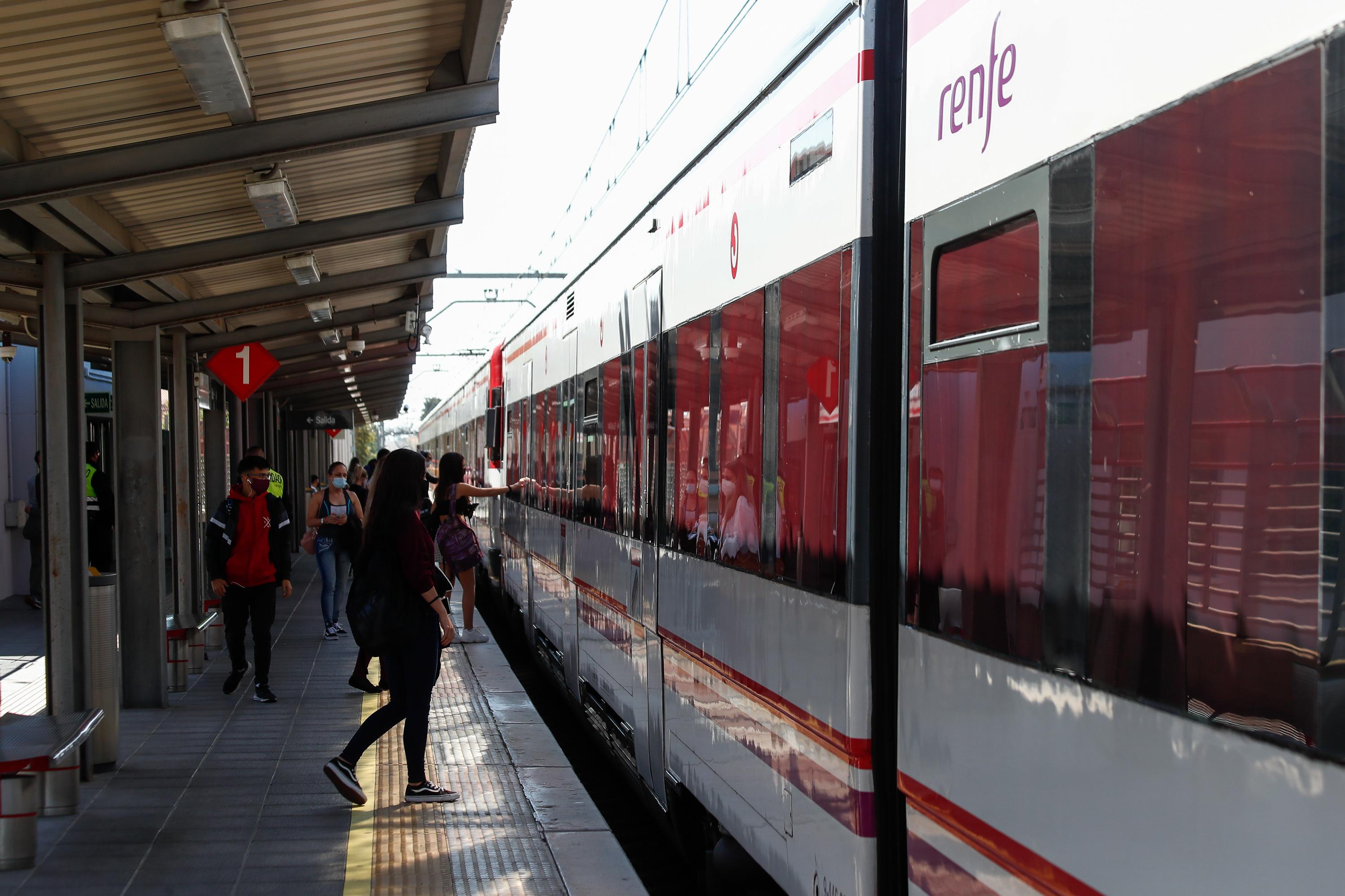 Un tren a su paso por la Estación de Tren de Humanes en la zona básica de salud Humanes en Humanes de Madrid
