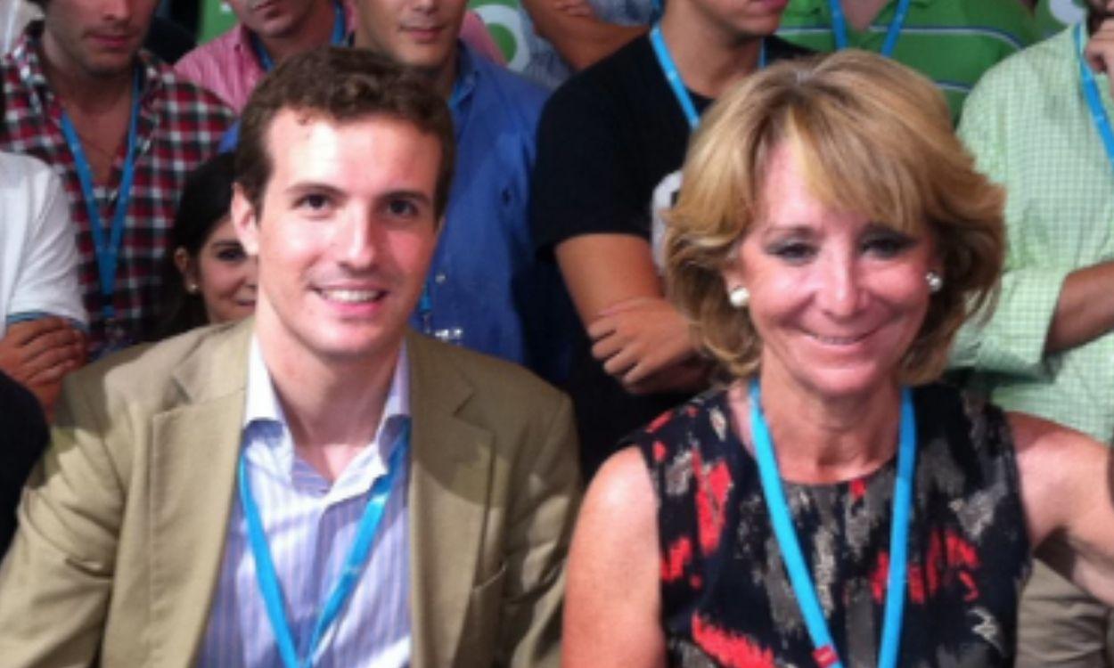 Un joven Pablo Casado, con Esperanza Aguirre en un acto de Nuevas Generaciones