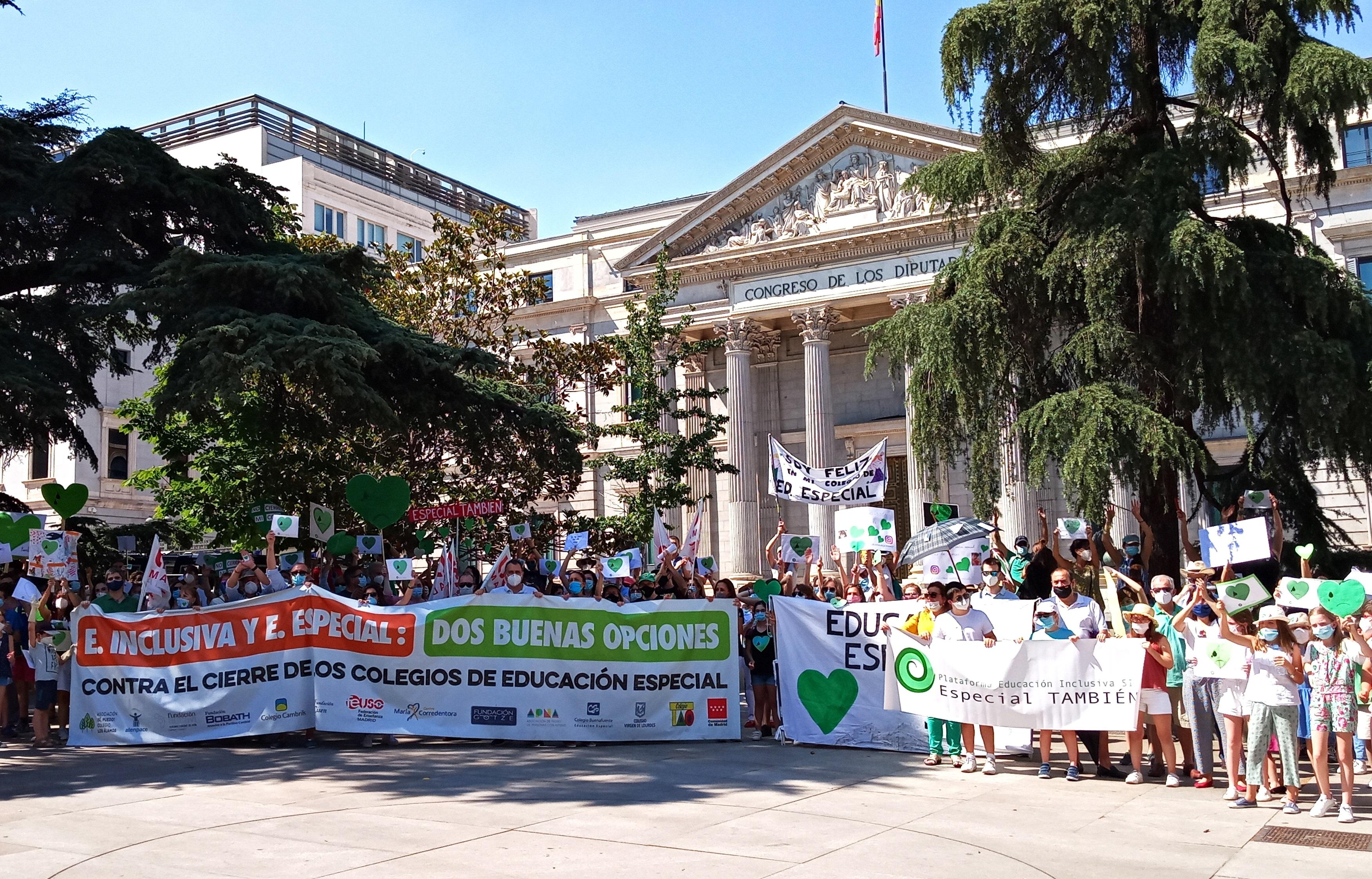 Manifestantes frente al Congreso este martes 23 de junio de 2020 para protestar contra la 'ley Celaá' y defender la educación especial.