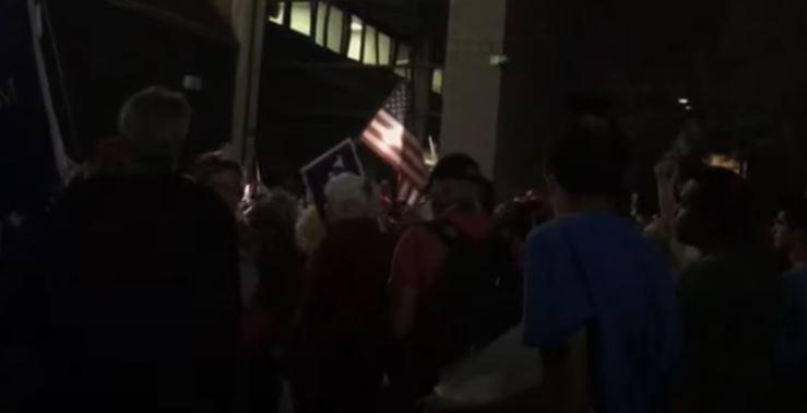 Protestas en Arizona de partidarios de Trump pidiendo el conteo de todos los votos