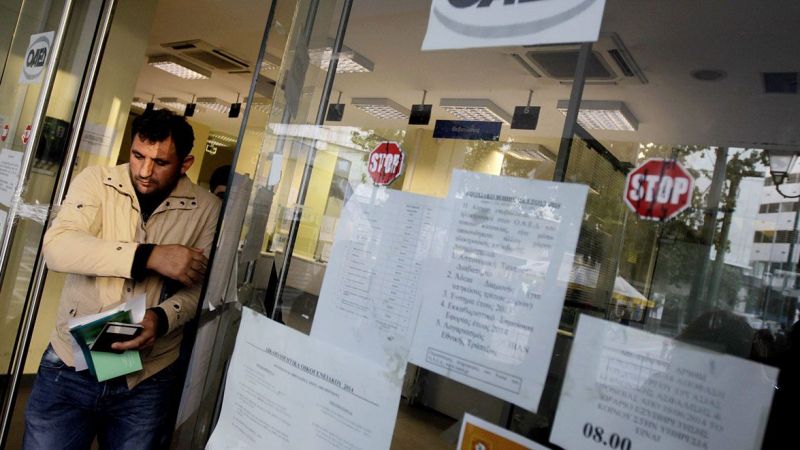 Un ciudadano sale de una oficina de empleo en Atenas (Grecia) Un ciudadano sale de una oficina de empleo en Atenas (Grecia)