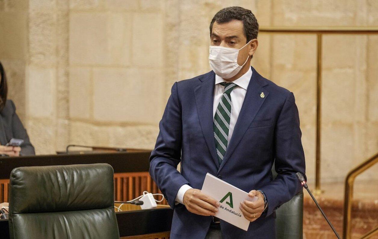 El presidente Juan Manuel Moreno, en el Parlamento respondiendo a la oposición.