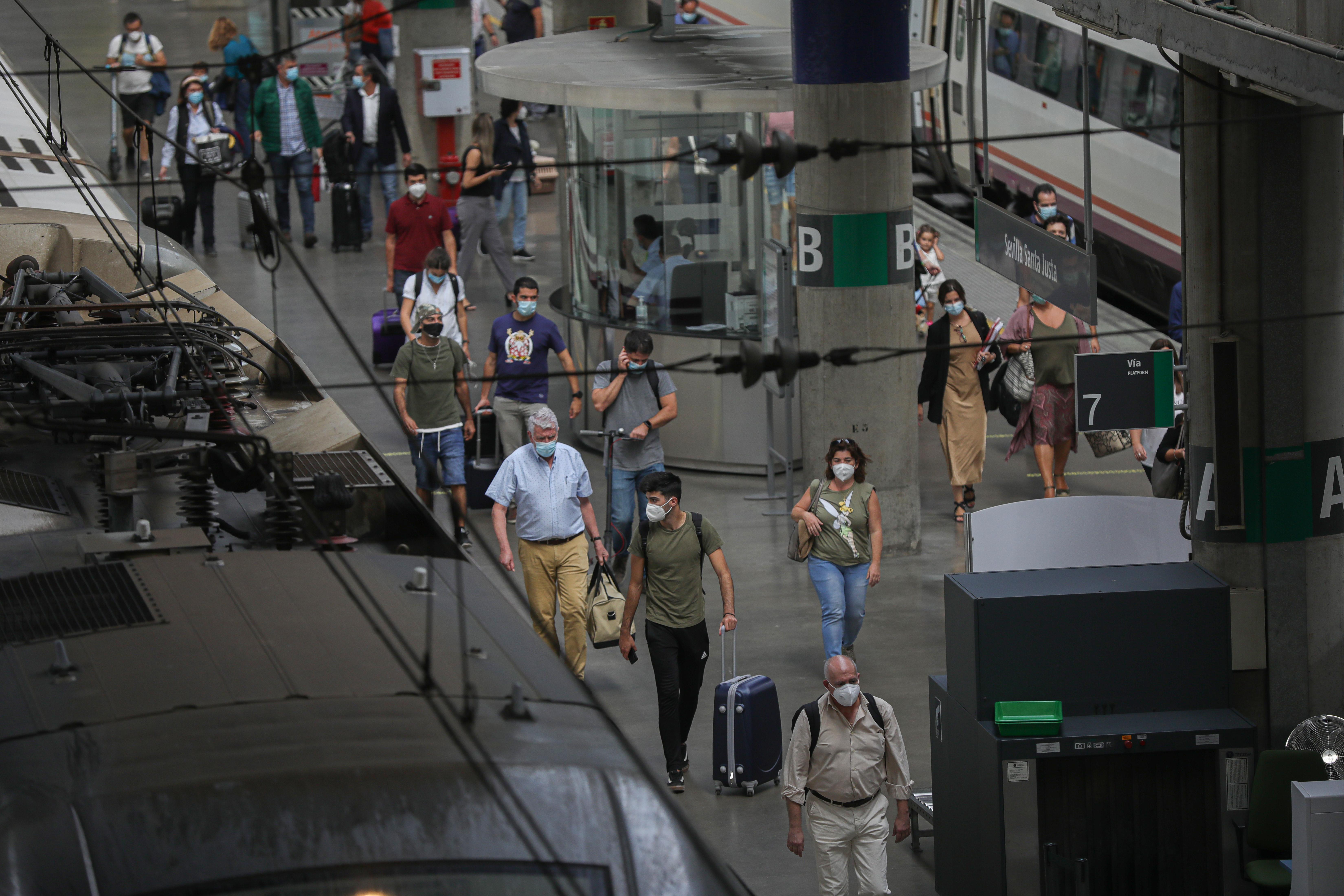 Llegada de un tren Alvia procedente de Madrid a la estación de Sevilla-Santa Justa