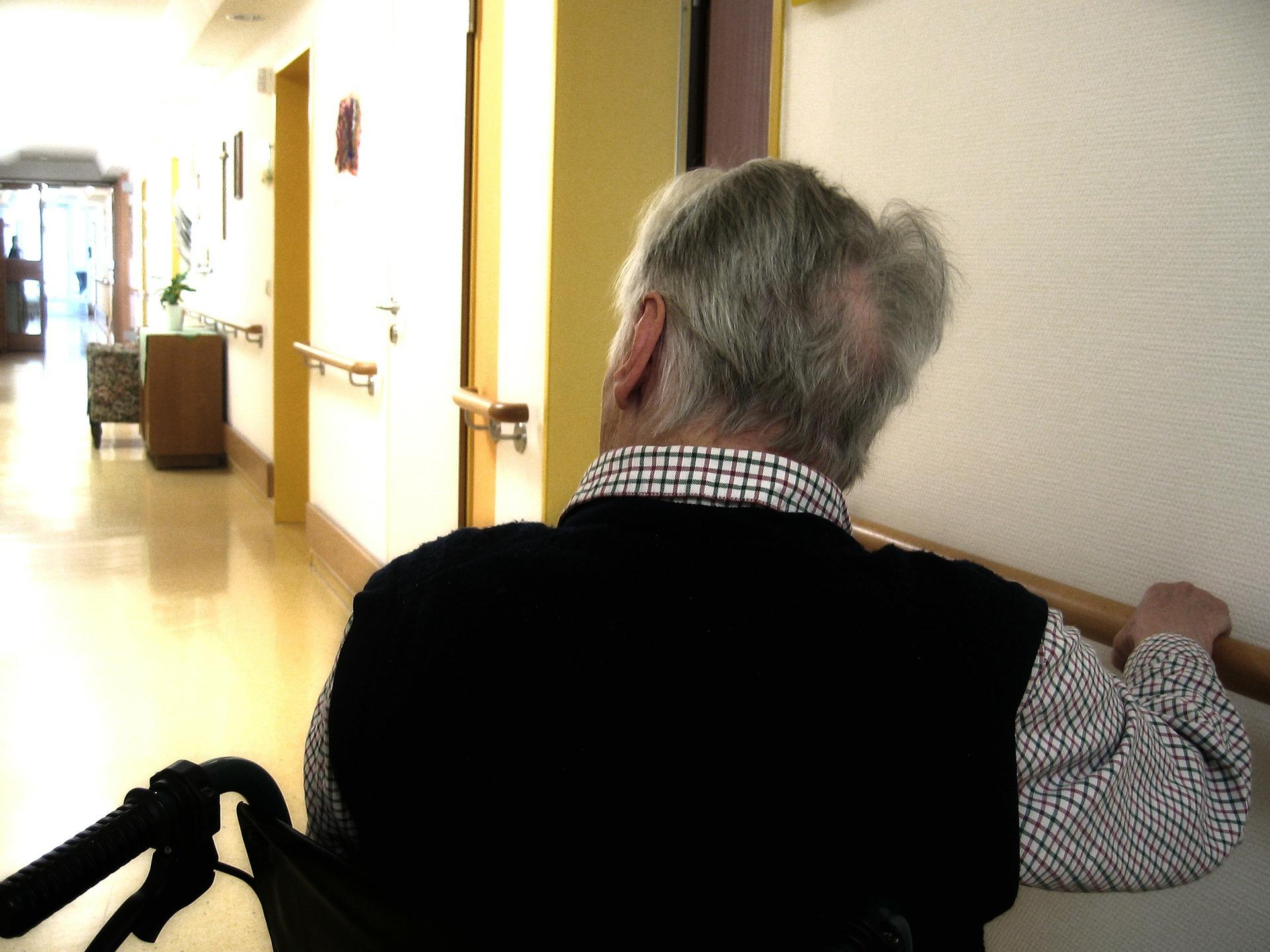 Un anciano de espaldas en una residencia de mayores. Pixabay