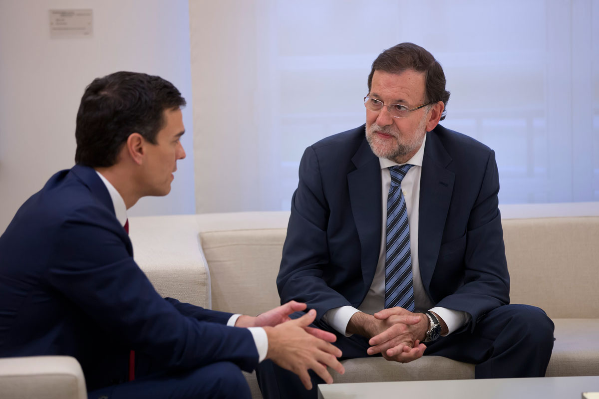 Pedro Sánchez conversando con Mariano Rajoy en La Moncloa en 2015 - Flickr Moncloa