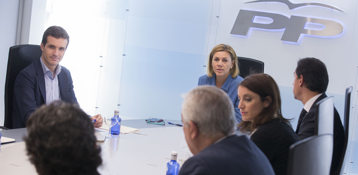 La secretaria general del PP, María Dolores de Cospedal, en una reunión con los vicesecretarios, Maillo, Casado y Andrea Levy