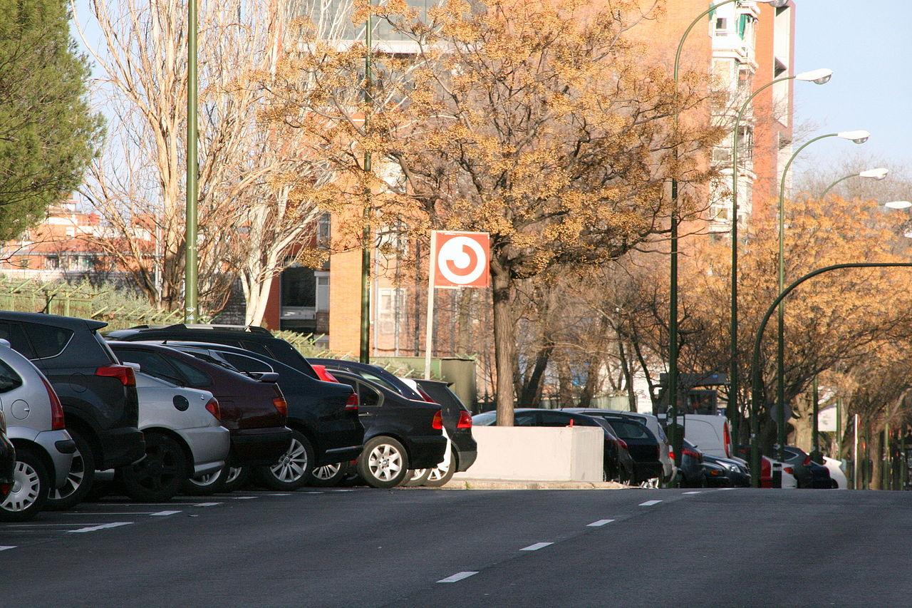 Acceso a la estacion de Cercanías de Fanjul. Wikipedia