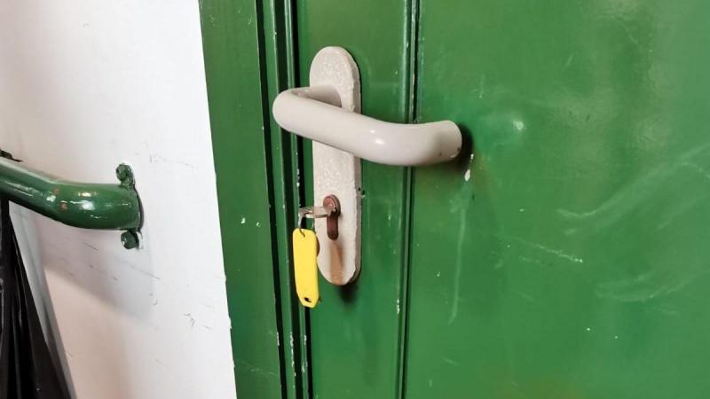 Imagen de una puerta con las llaves puestas de una de las habitaciones del centro en el que, según TREGA, se encierra a los usuarios.