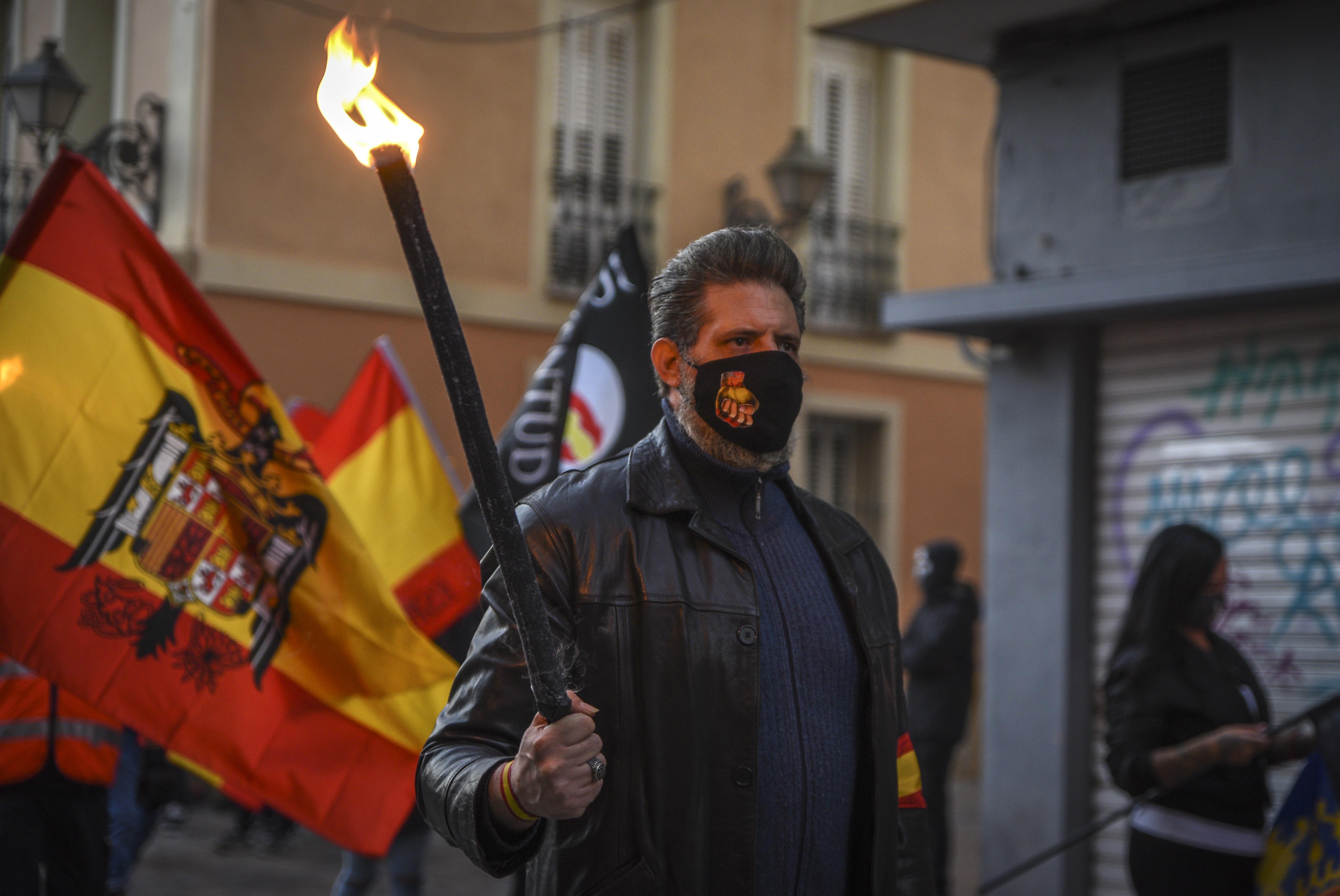 Imagen de recurso de una manifestación con banderas franquistas. Fuente: Europa Press.