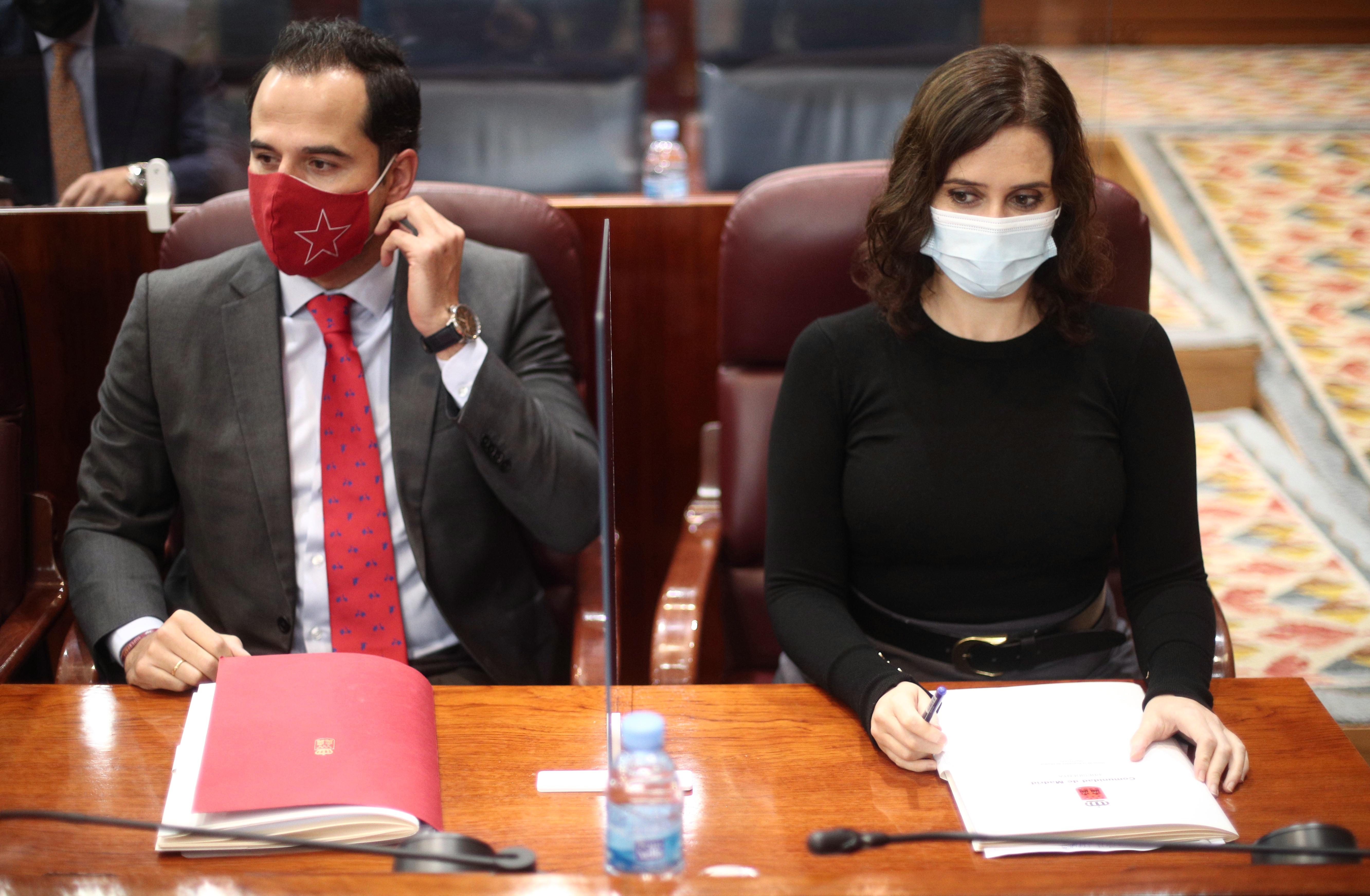 La presidenta de la Comunidad de Madrid, Isabel Díaz Ayuso (derecha), y el vicepresidente regional, Ignacio Aguado (izquierda), en una sesión de control al Gobierno en la Asamblea de Madrid