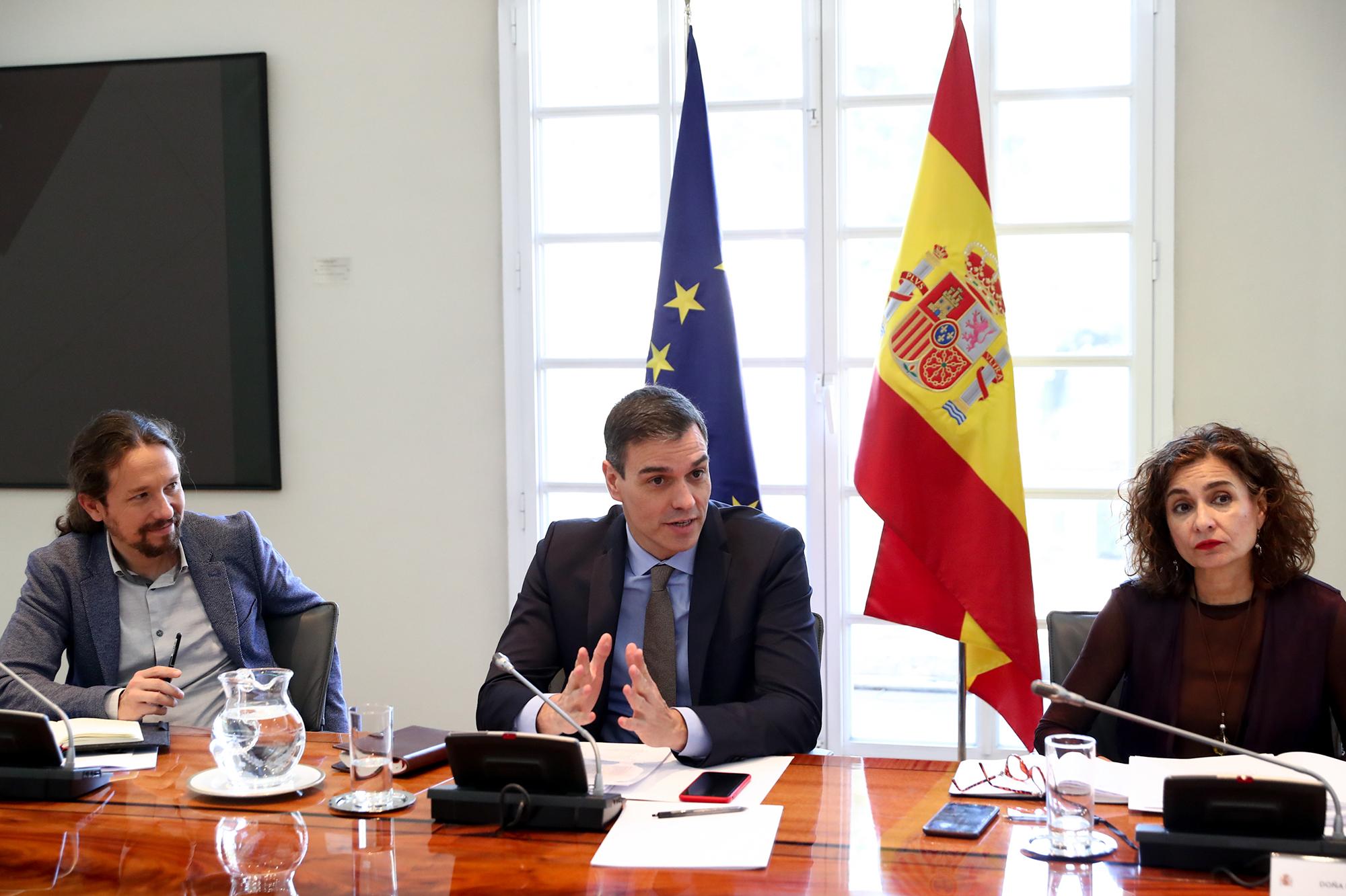 Pablo Iglesias, Pedro Sánchez y María Jesús Montero. Fuente: Europa Press.