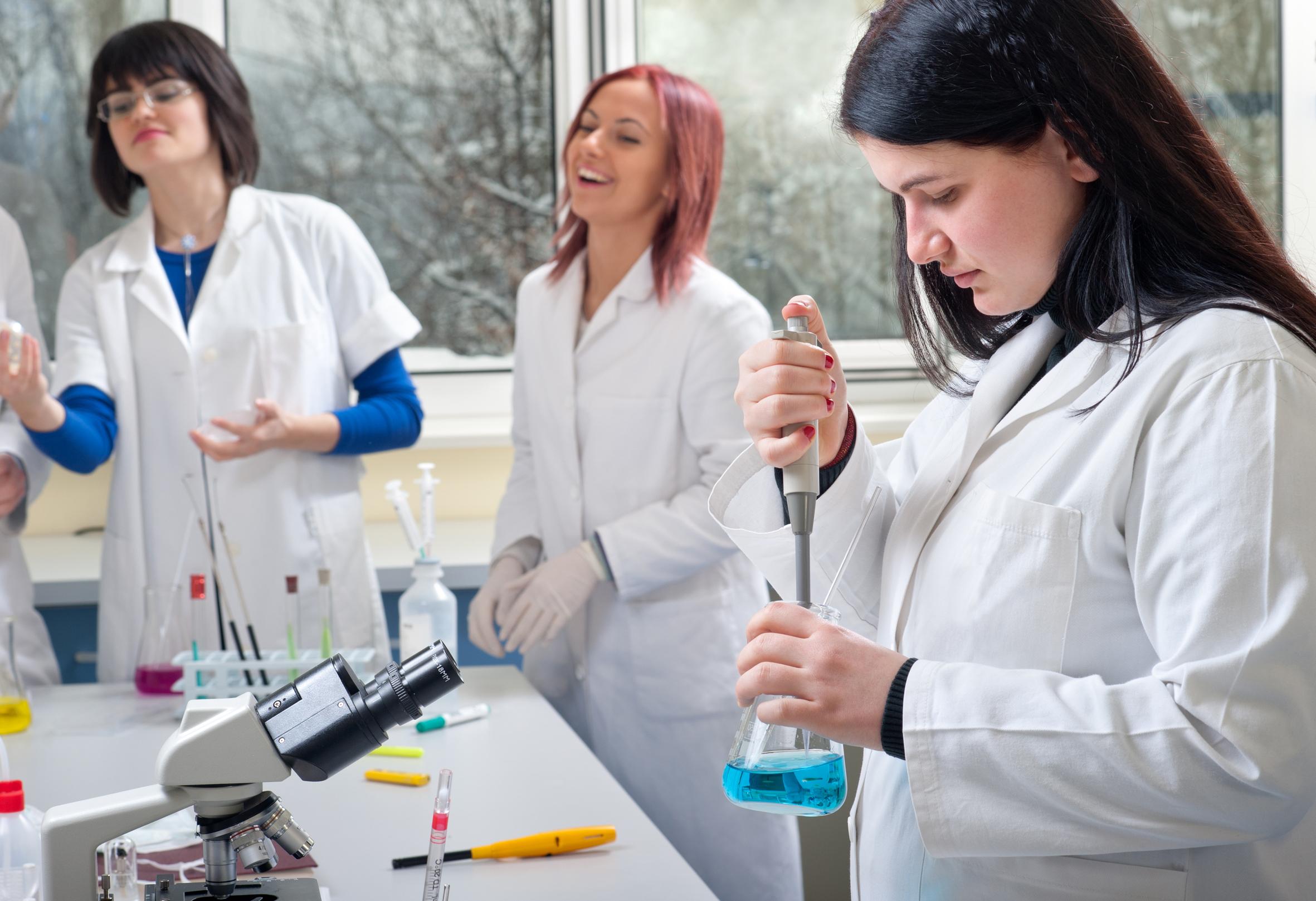 Tres chicas en laboratorio. Banco Santander