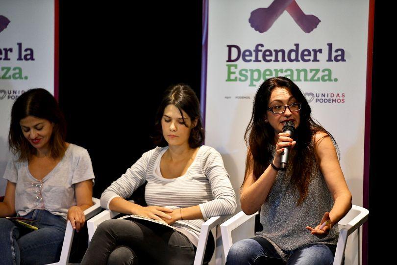 Sol Sánchez (Izquierda Unida) e Isa Serra (Podemos), en la Asamblea de Madrid