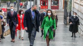 El secretario general de Vox, Javier Ortega Smith, y la portavoz de Vox en la Asamblea de Madrid, Rocío Monasterio, a su llegada a la celebración de la misa en honor a Santa María la Real de la Almudena.