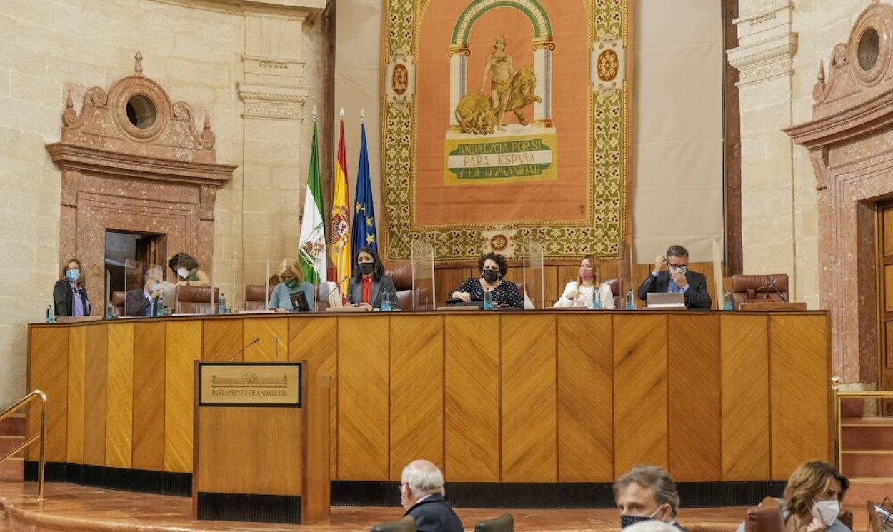 La Mesa del Parlamento que primero expulsó a ocho diputados de Adelante y una semana después congeló su decisión.