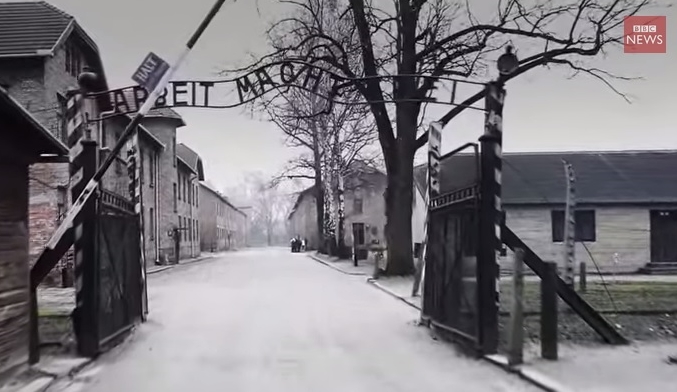 Un documental grabado con un dron capta la sinrazón de Auschwitz siete décadas después