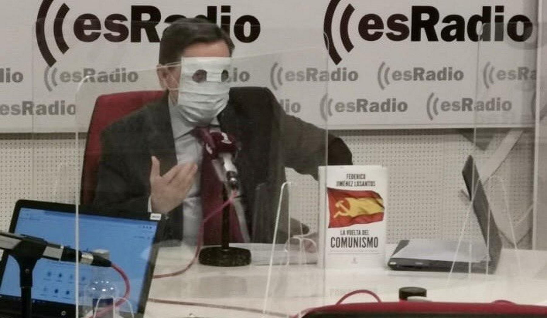 Federico Jiménez Losantos se hace una capucha etarra con la mascarilla