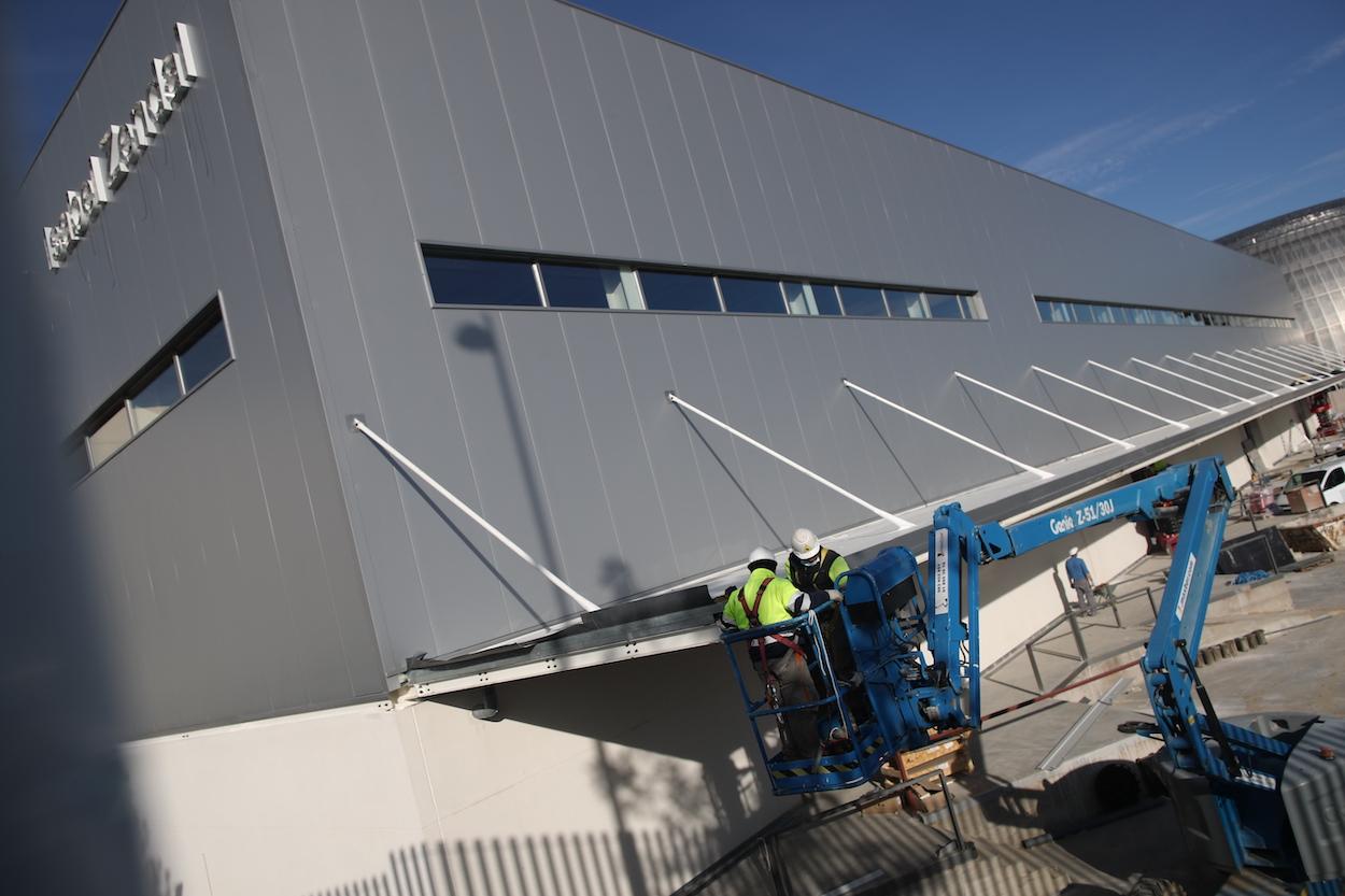 Obreros trabajando en la construcción del nuevo hospital de Valdebebas