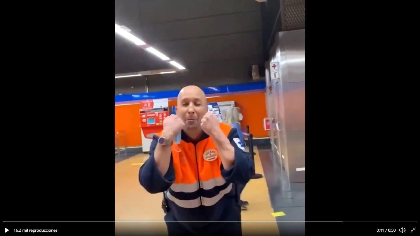 Captura del vídeo de la agresión en el Metro de Madrid. Twitter