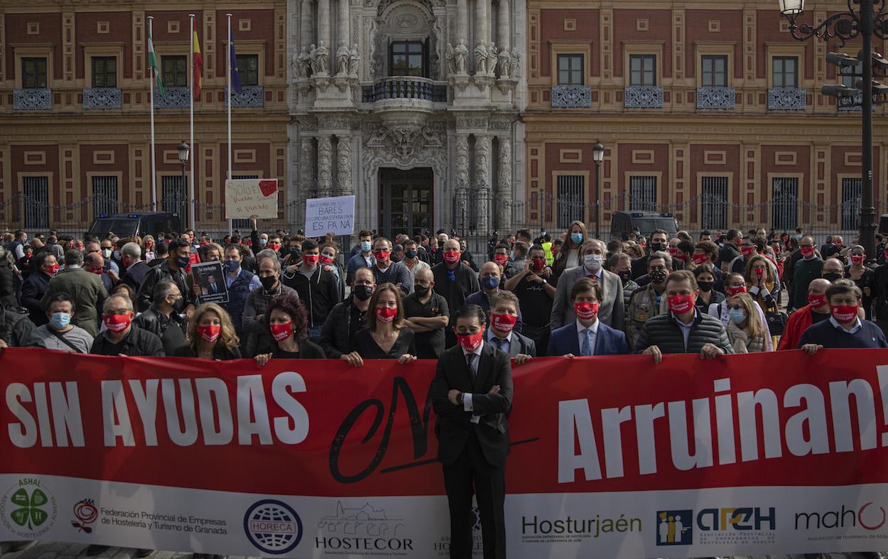 Manifestación de hosteleros ante el palacio de San Telmo. MARÍA JOSÉ LÓPEZ/EP
