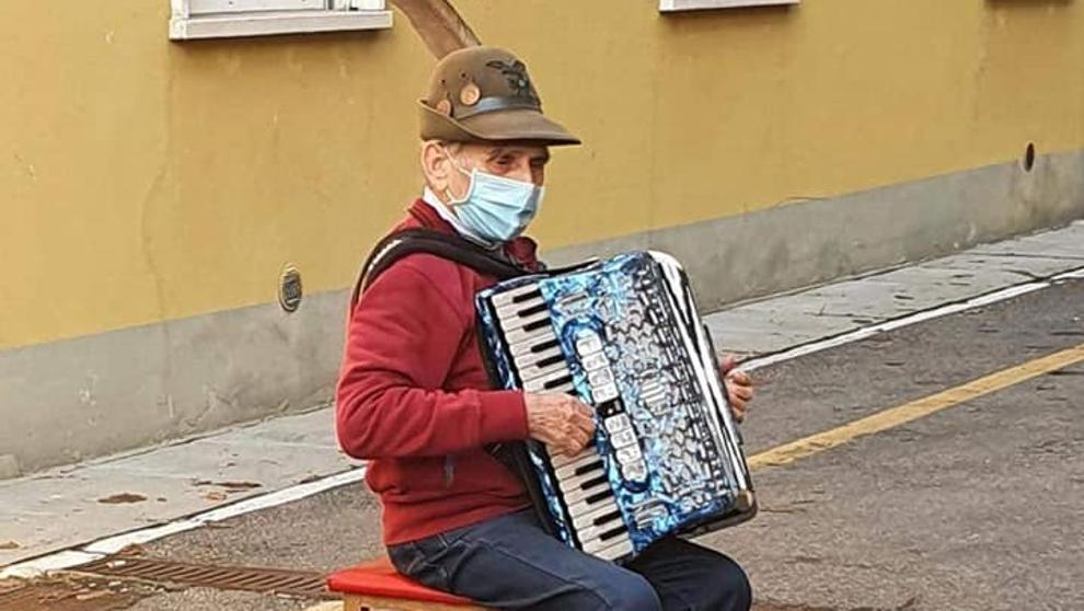 Stefano, el anciano de 81 años tocando el acordeón para su mujer frente a las puertas de un hospital italiano.