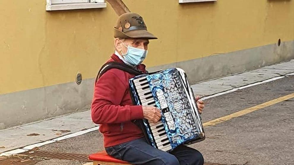 Stefano, el anciano de 81 años tocando el acordeón para su mujer frente a las puertas de un hospital italiano.
